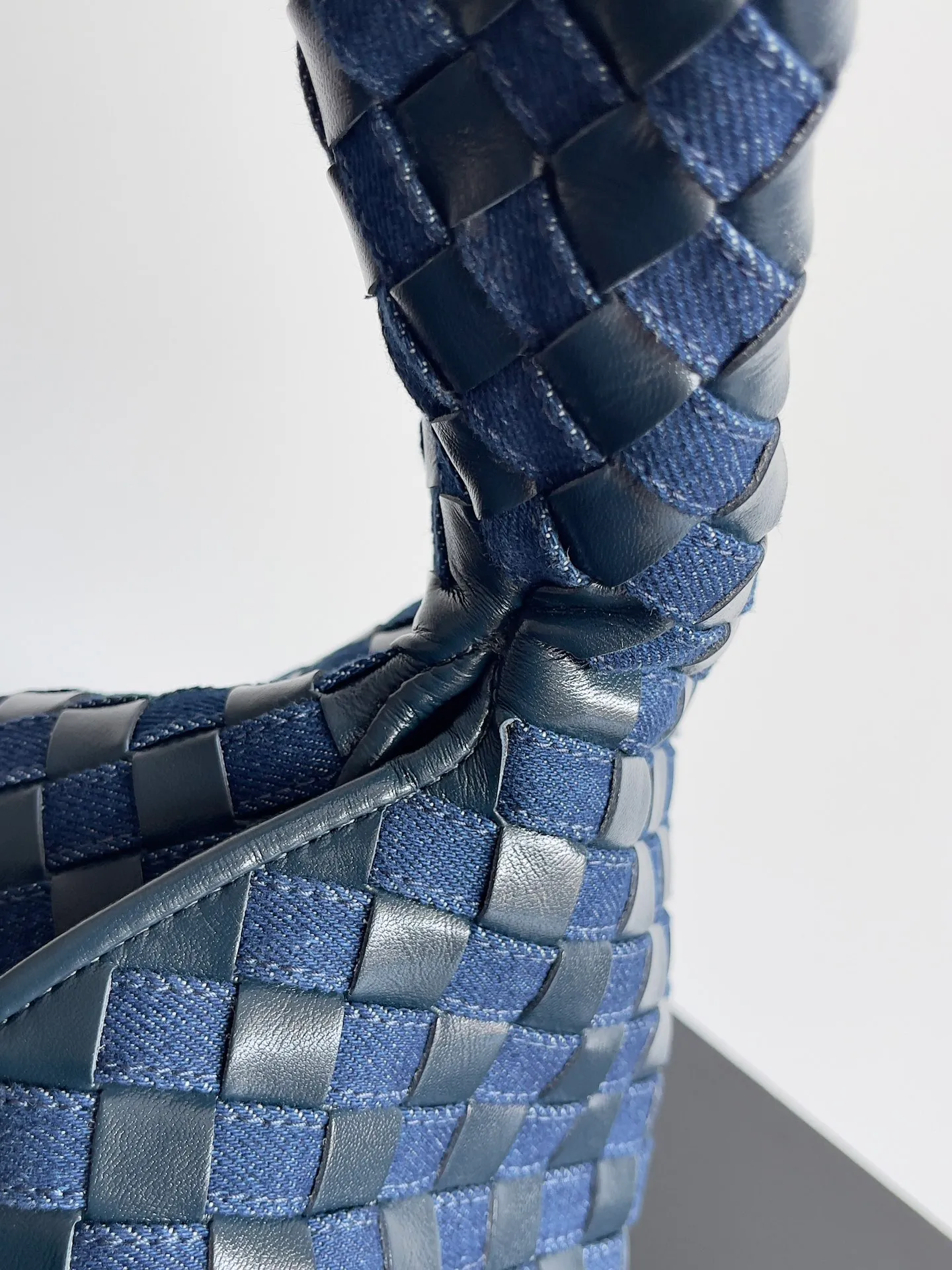 Batch 2240 Different colors collide with different sparks, and different materials collide with layers and designs. BOTTEGA VENETA Large HOP is on the list of retro denim series. The stiffness of denim is matched with soft leather. Fashion has no standards. Innovation is progress. Hop and retro denim are a combination of classics and individuality. They are casual, lazy and unique. The large capacity is too friendly for summer. Freeing up hands in sultry weather is people's biggest need. Style number: 795949 Size: 54*24*13cm